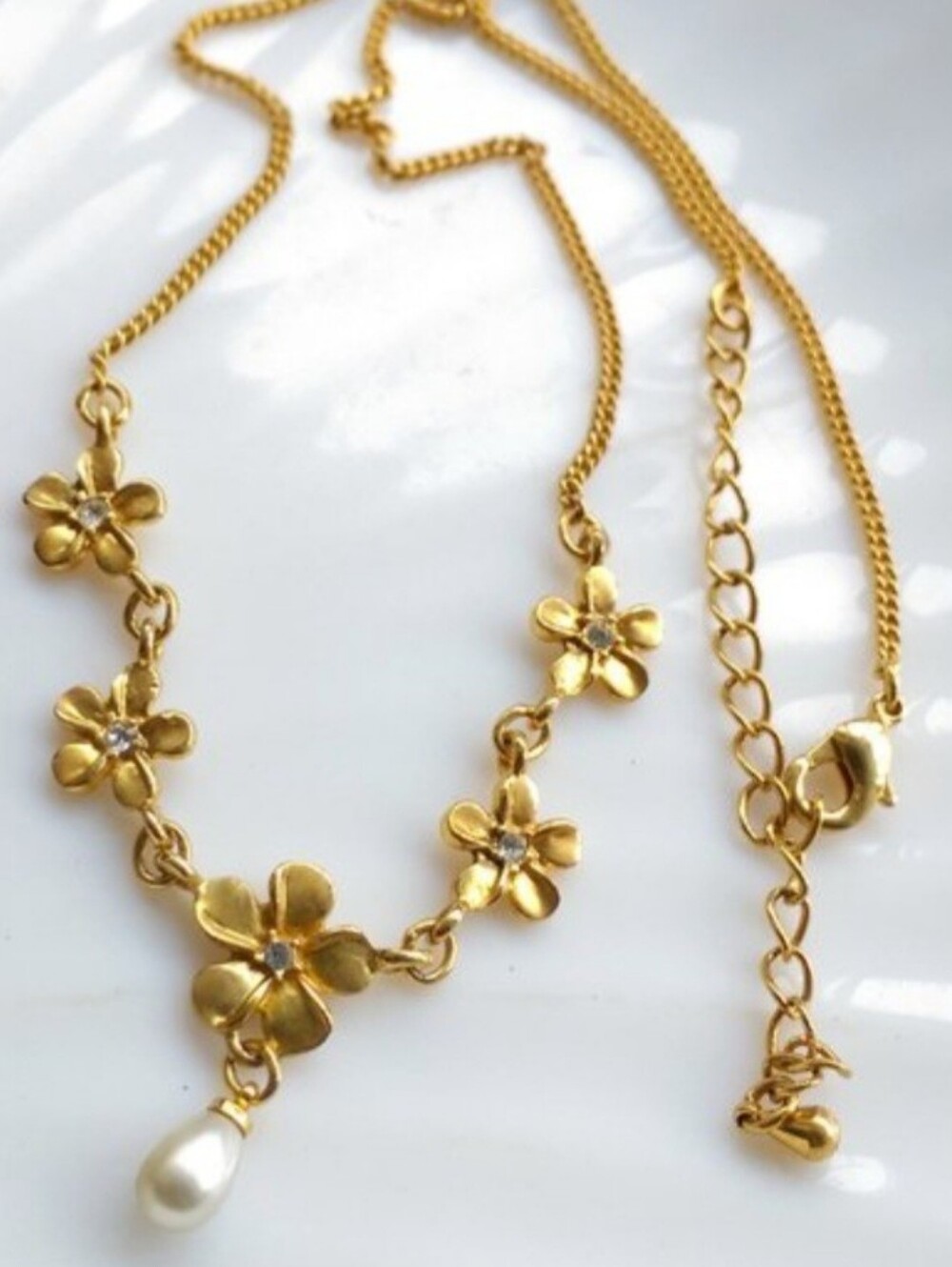 Avon 1980s women's goldtone necklace with flowers and a drop faux pearl. New